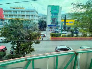 Blick auf eine Stadt mit Autos auf einer Straße in der Unterkunft Royal Express Chilpancingo in Chilpancingo de los Bravos