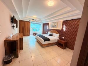 ein Schlafzimmer mit einem Bett und einem Schreibtisch in der Unterkunft Royal Express Chilpancingo in Chilpancingo de los Bravos