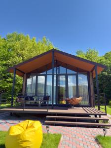 ein Pavillon mit Tisch und Stühlen im Gras in der Unterkunft Tianuli in Tushurebi