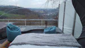 Cette chambre comprend un lit et offre une vue sur la montagne. dans l'établissement PepinSphair, à Pepinster