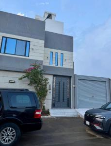 a black car parked in front of a house at أورا ل التأجير اليومي للعائلات فقط in Jeddah
