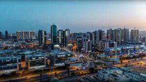 a city with a lot of tall buildings and traffic at موتيل روزا عينكاوا in ‘Aynkāwah