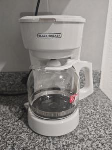 a blender sitting on top of a counter at Hermosa casa cerca de todo in Sitio del Niño