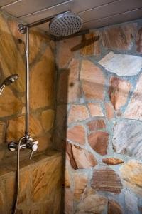 um chuveiro num quarto com uma parede de pedra em Ferienwohnung Rath em Colónia