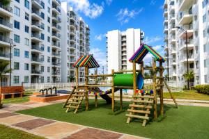 a playground in front of a large apartment building at Apto Isabelu Girardot in Girardot