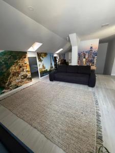 a living room with a couch and a rug at Elegant Garden Villa American Village Pipera in Voluntari