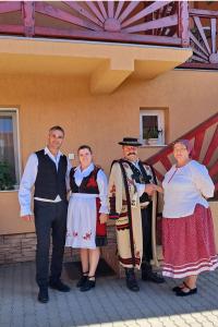 a group of people standing in front of a building at Pensiunea Fábián Vendégház in Corund