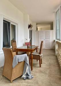 Guesthouse-villa Shekvetili AE في شيخفيتيلي: غرفة طعام بها طاولة وكراسي خشبية