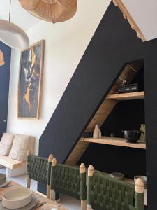a living room with a black and white wall at La Villa Véga 8 pers in Martillac