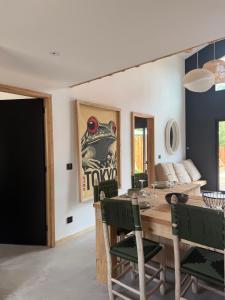 a dining room with a table and chairs at La Villa Véga 8 pers in Martillac +13 photos