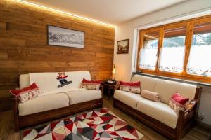 a living room with two couches and a window at Chalet La Cometa in Sauze dʼOulx