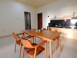 a wooden dining room table and chairs in a kitchen at Apatto Bajo in Labuan Bajo