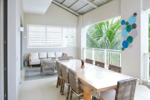 a dining room with a table and chairs at Villa Eden - 2 bedrooms with Private Rooftop Terrace & Pool, Ki Residences, Pereybère - KSN Collection Privée in Grand-Baie