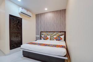 a bedroom with a bed in a room at FabHotel Crystal Zee in Kānpur
