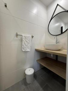 ein weißes Badezimmer mit Waschbecken und Spiegel in der Unterkunft Burkia in Sare + 19 Fotos