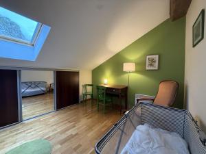 ein Schlafzimmer mit einem Bett und einem Schreibtisch in einem Zimmer in der Unterkunft Burkia in Sare