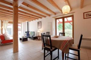 ein Esszimmer mit Tisch und Stühlen und ein Wohnzimmer in der Unterkunft Burkia in Sare