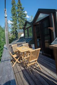 a wooden table and chairs on the deck of a cabin at Ferienwohnung Marienhof in Bad Aussee