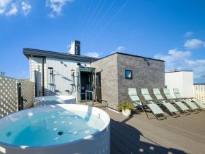 a hot tub on the roof of a building at Hotel Noir Blanc in Shizuoka