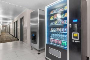 a vending machine in a room with drinks at Quality Inn Cedartown in Cedartown