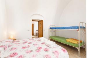 a bedroom with two bunk beds with pink flowers at Casa Natura Gargano in Monte SantʼAngelo