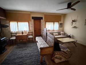 a living room with a couch and a table at Apartamento Selva Blanca 9 in Villanúa
