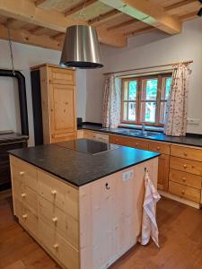 a kitchen with a large island with a black counter top at Hüthis Waldidylle in Dambach