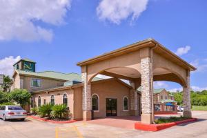 a building with a car parked in front of it at Quality Inn & Suites Beaumont in Beaumont