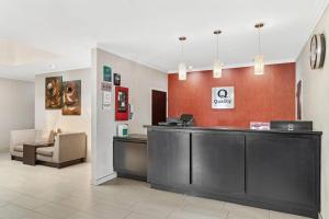 a waiting room with a cash counter in a hospital at Quality Inn & Suites Beaumont in Beaumont +54 photos
