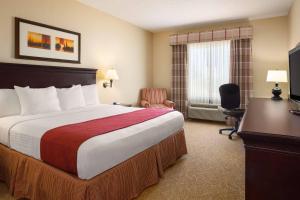 a hotel room with a bed and a desk at Country Inn & Suites by Radisson, Albany, GA in Albany