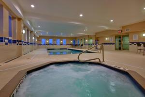 a large indoor hot tub in a hotel room at Comfort Inn & Suites in Kincardine