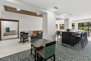 a dining room with tables and chairs and windows at Comfort Inn & Suites Tyler North in Tyler
