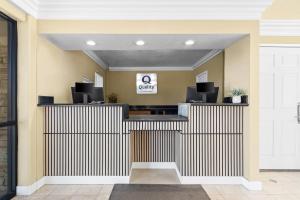 a lobby with a wooden fence in a building at Quality Inn & Suites Santa Maria in Santa Maria +84 photos