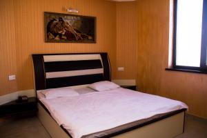 Voodi või voodid majutusasutuse Mirage Hotel toas