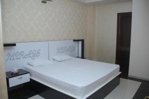Voodi või voodid majutusasutuse Mirage Hotel toas