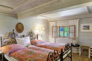 a bedroom with two beds and a window at Ferienhaus Stadlerhof in Rettenschöss