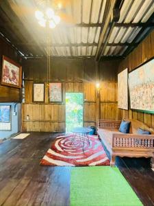 a living room with a couch and a table at ปางสูงเฮาส์ pangsunghouse in Ban Pang Bo Hu Bon