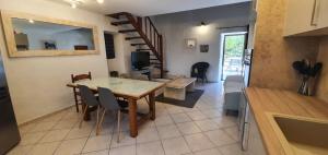 a kitchen and dining room with a table and chairs at CASA FOCI - maison T3 in Zonza