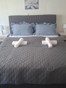 two towels on a bed with two pillows at Apartman BECKER in Đakovo
