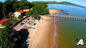 eine Luftaufnahme eines Strandes mit einem Pier in der Unterkunft Recanto da Dani in Penha