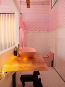 a bathroom with a sink on a wooden table at Út Pink in Ấp Xuân Sơn