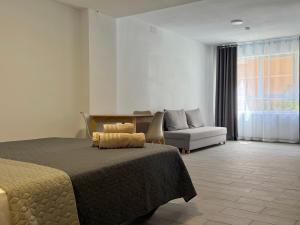 ein Hotelzimmer mit einem Bett und einer Couch in der Unterkunft Sagra Hotel in Alicante + 57 Fotos
