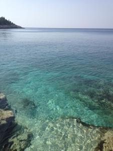 a large body of water with clear water at Apartmani Val in Pula