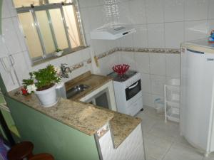 cocina pequeña con fregadero y fogones en Apartamento Masculino Compartilhado em Santa Teresa, en Río de Janeiro