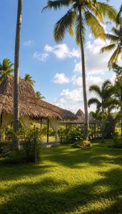 ein Resort mit Palmen auf dem Rasen in der Unterkunft Mahati in Cijulang Nusawiru Airport