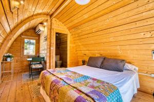 a bedroom with a bed in a wooden cabin at Cabaña Massdepiedra in Sax
