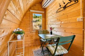 a room with a table and chairs in a log cabin at Cabaña Massdepiedra in Sax
