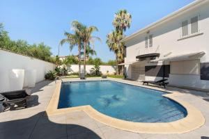 a swimming pool in front of a house at Villa Dalia con piscina in Partinico