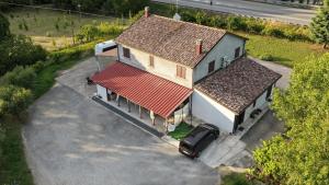 an aerial view of a house with a car parked next to it at B&B Maria appartamento con stanza matrimoniale e soggiorno vicino alla fiera 2 in Rimini