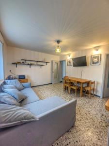 un salon avec un canapé et une table dans l'établissement Casa Valle - Lago di Garda, à Brenzone